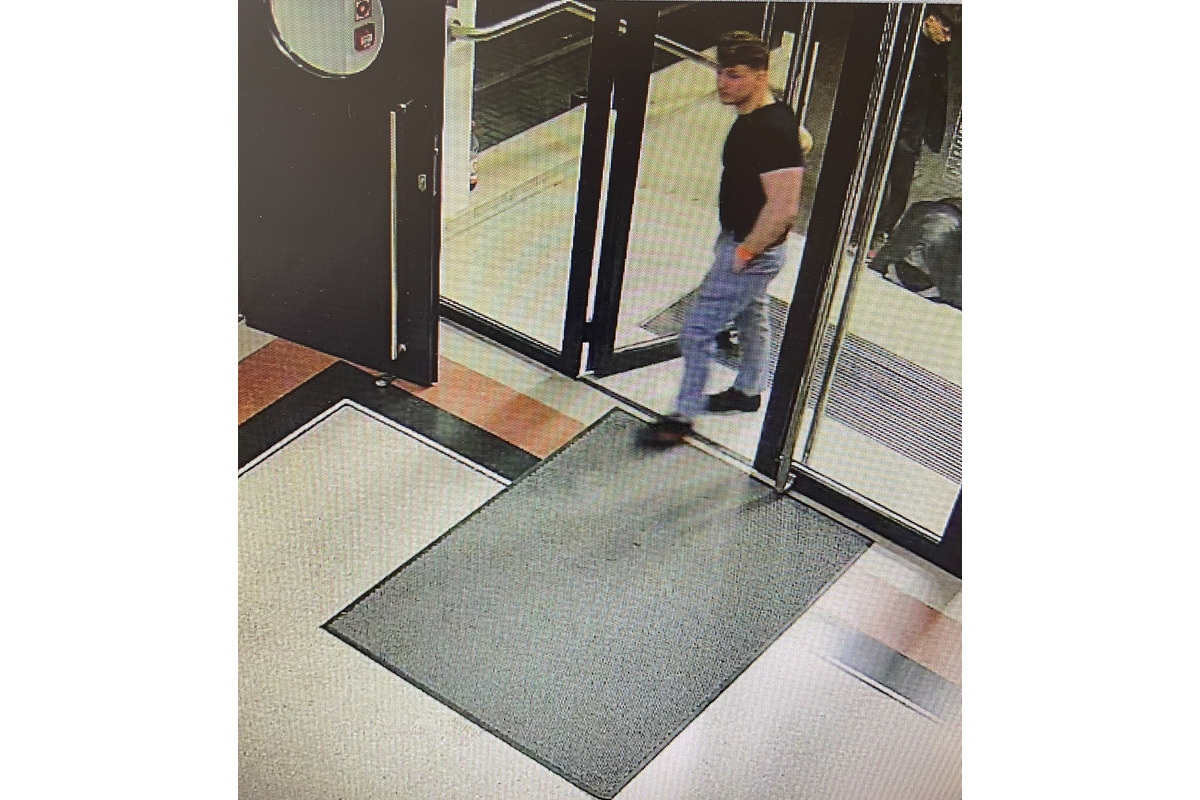 FOTO: Polícia v Trenčíne žiada o pomoc pri stotožnení mladého muža, foto 3