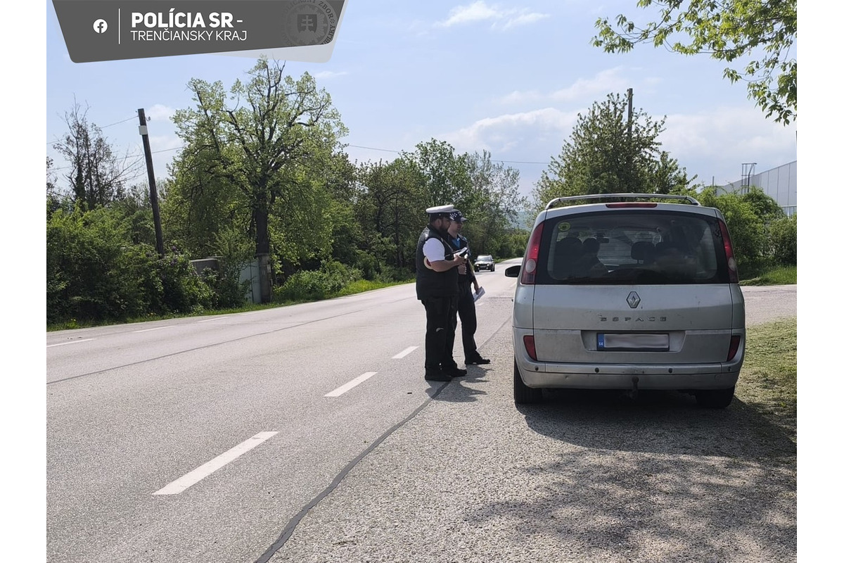 FOTO: Polícia si posvietila v Novom Meste nad Váhom na taxikárov , foto 2