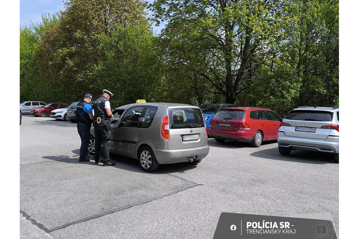 FOTO: Polícia si posvietila v Novom Meste nad Váhom na taxikárov , foto 4