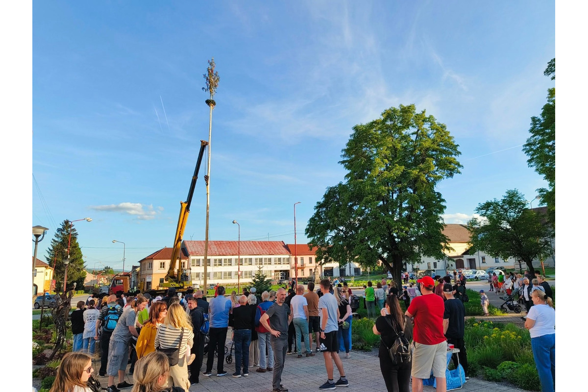 FOTO: Takto stavali máje v Trenčianskom kraji, foto 1