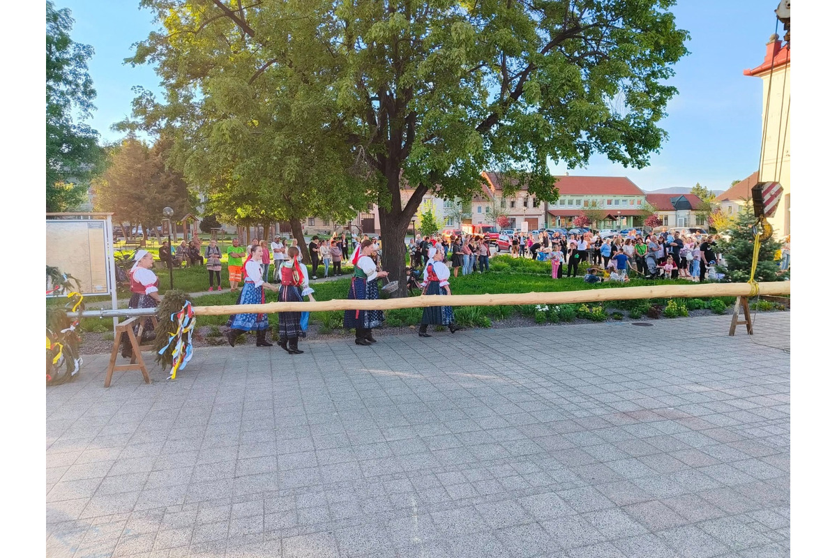FOTO: Takto stavali máje v Trenčianskom kraji, foto 4