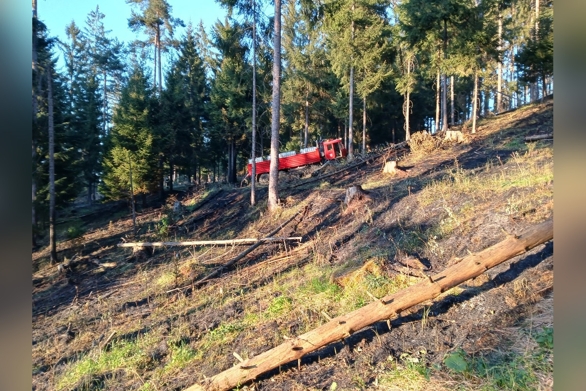 FOTO: Hasiči zlikvidovali požiar lesného porastu v Domaniži pri Považskej Bystrici, pomáhali aj dobrovoľní hasiči, foto 1