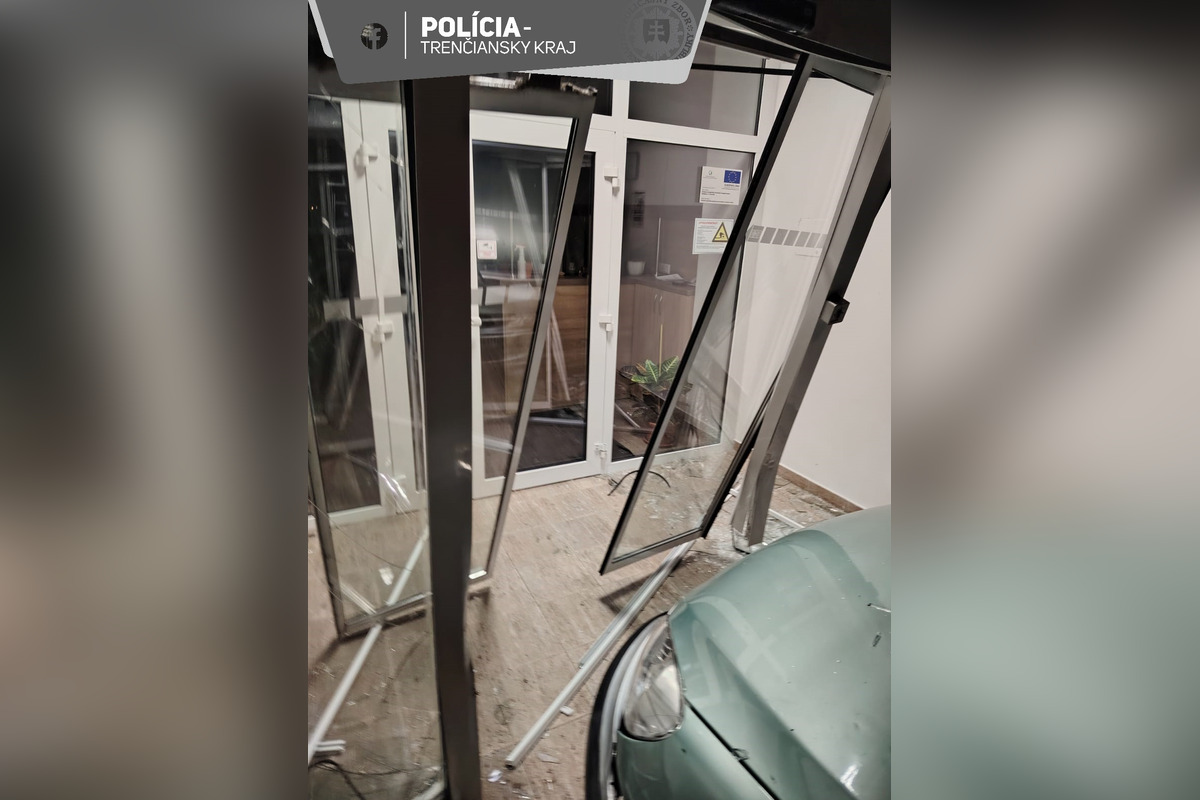 FOTO: Zdrogovaný muž zdemoloval dvere policajnej budovy v Prievidzi, foto 1