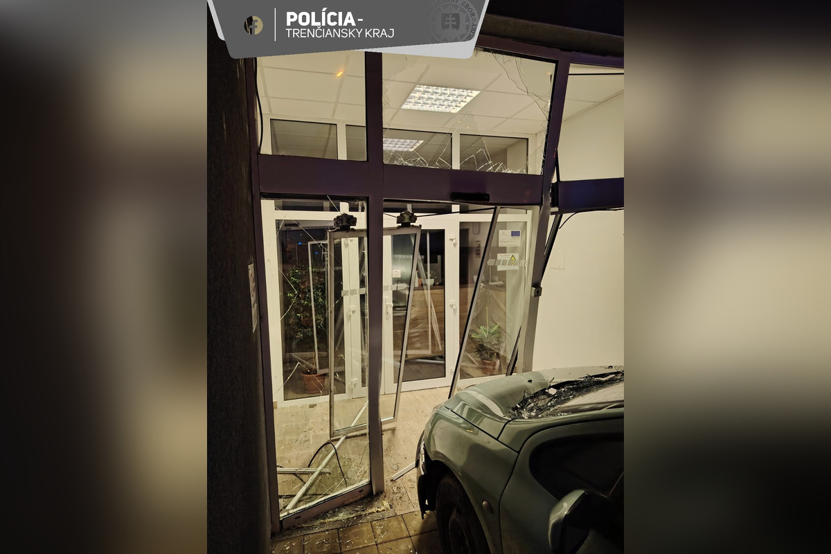 FOTO: Zdrogovaný muž zdemoloval dvere policajnej budovy v Prievidzi, foto 2