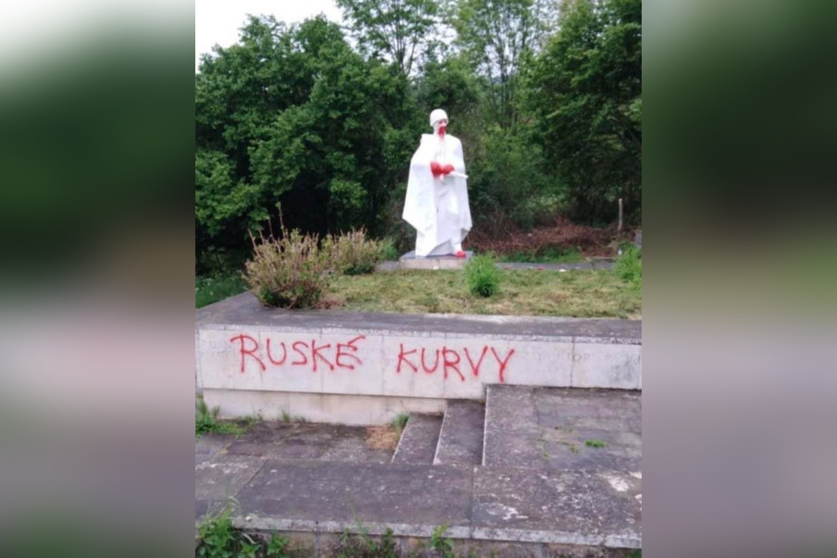 FOTO: Hanlivý nápis a červená farba na soche padlého vojaka v Novej Bošáci. Polícia pátra po vandalovi, foto 1