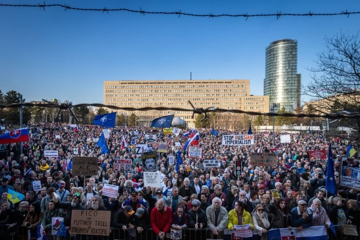 FOTO: Protesty proti proruskej vláde na Slovensku sa presunú 8. mája pod Bradlo, foto 1