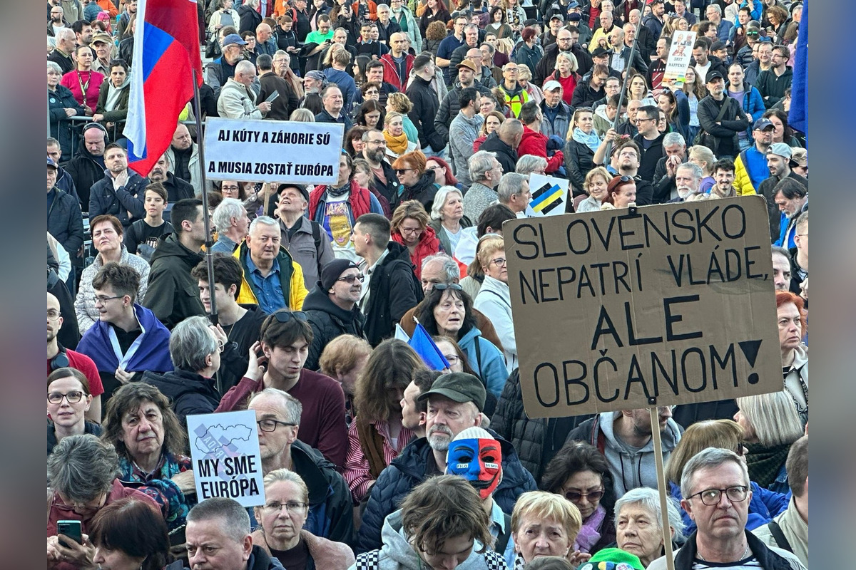FOTO: Protesty proti proruskej vláde na Slovensku sa presunú 8. mája pod Bradlo, foto 4