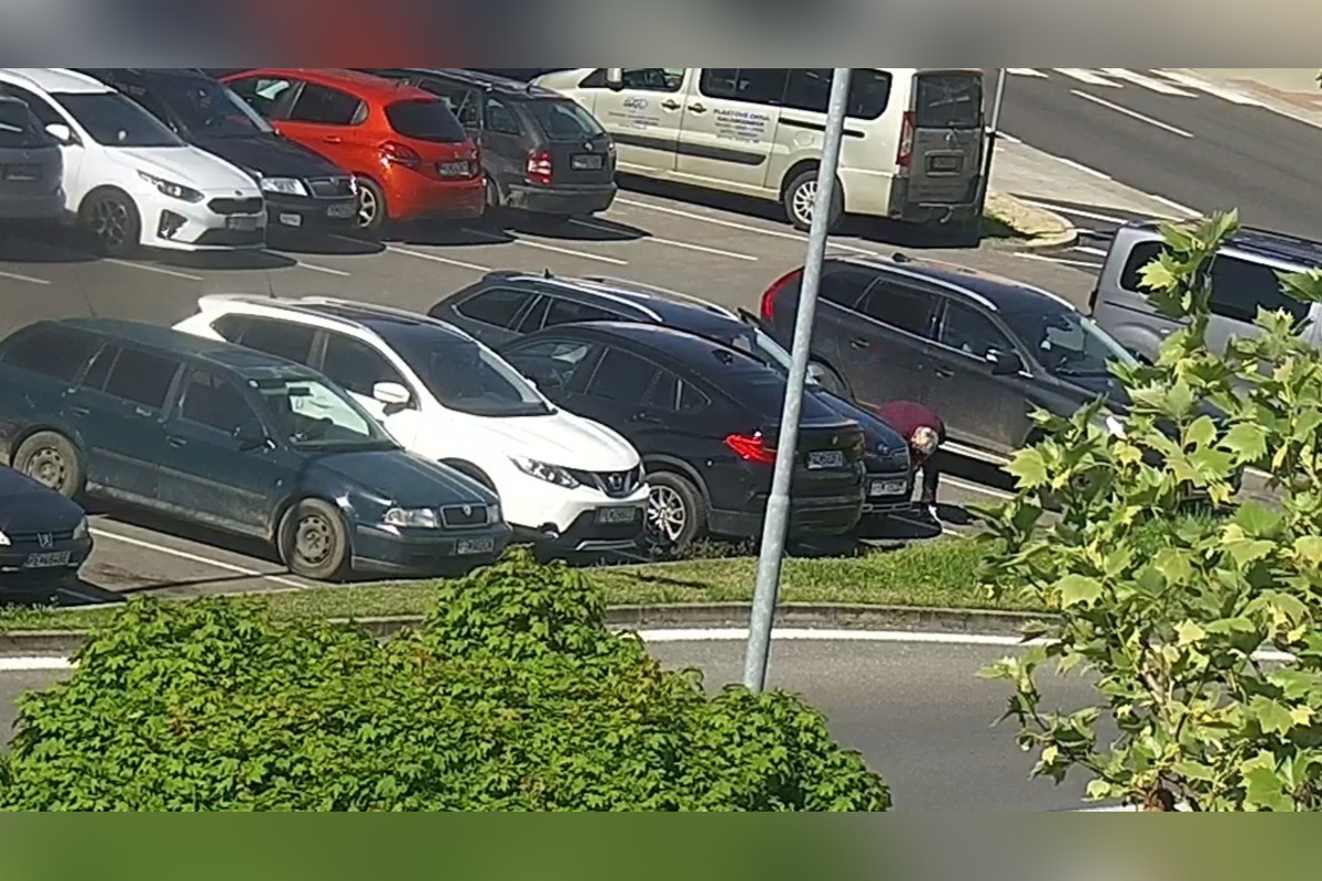 FOTO: Za nezaplatené parkovné dostal papuču, tú si svojpomocne zložil a odišiel. Mužovi z Partizánskeho hrozí väzenie, foto 3