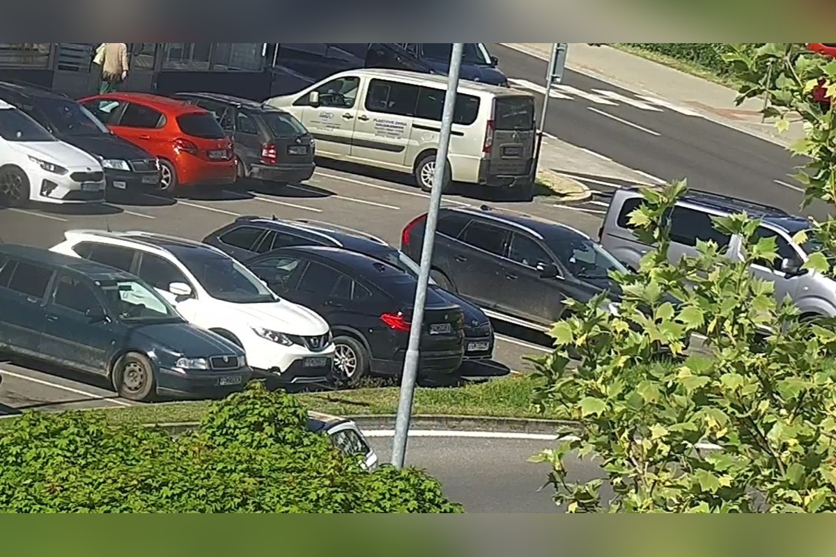 FOTO: Za nezaplatené parkovné dostal papuču, tú si svojpomocne zložil a odišiel. Mužovi z Partizánskeho hrozí väzenie, foto 4