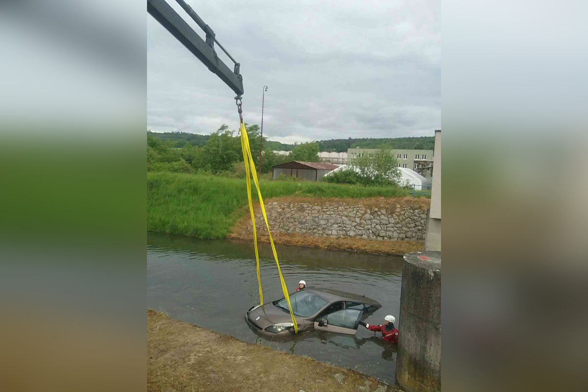 FOTO: Hasiči z Bánoviec nad Bebravou vyťahovali auto z potoka , foto 1