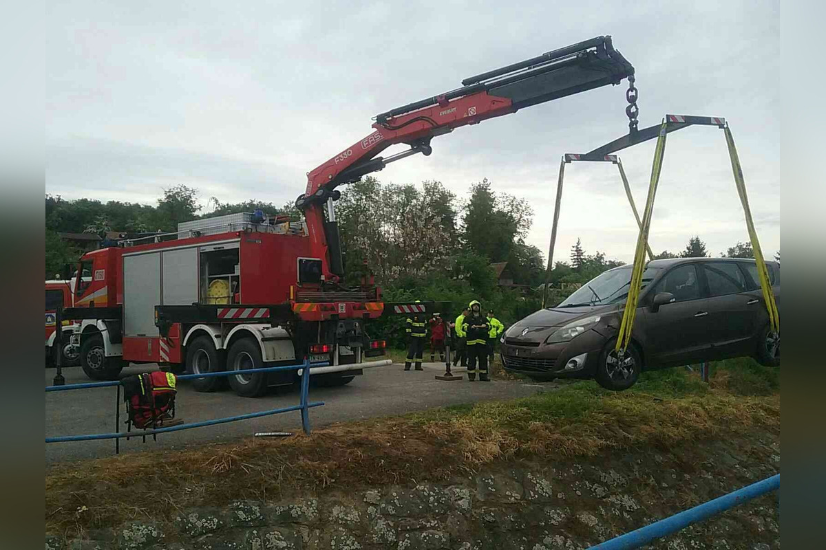 FOTO: Hasiči z Bánoviec nad Bebravou vyťahovali auto z potoka , foto 2