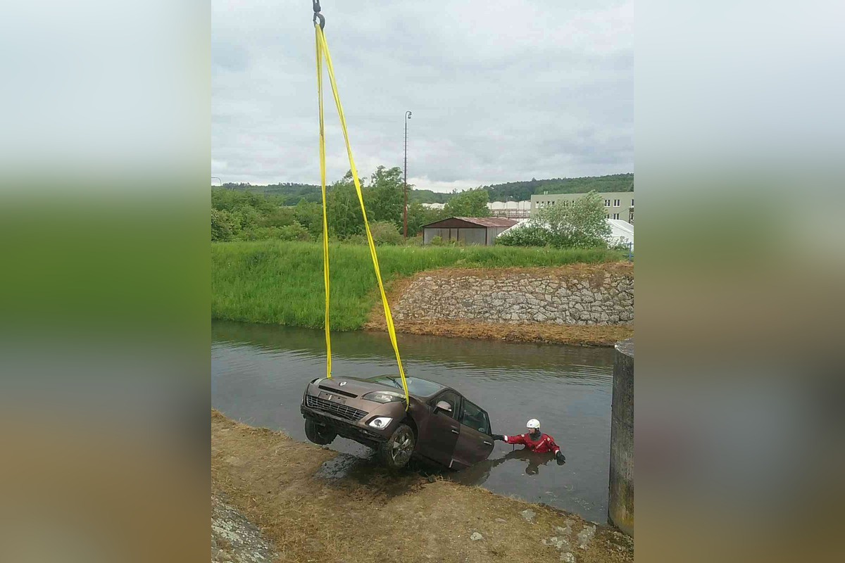 FOTO: Hasiči z Bánoviec nad Bebravou vyťahovali auto z potoka , foto 3