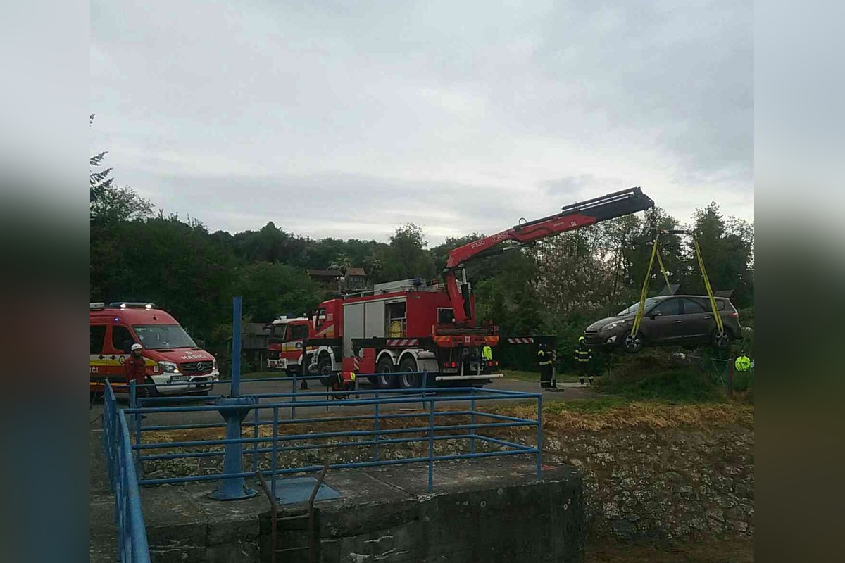 FOTO: Hasiči z Bánoviec nad Bebravou vyťahovali auto z potoka , foto 4