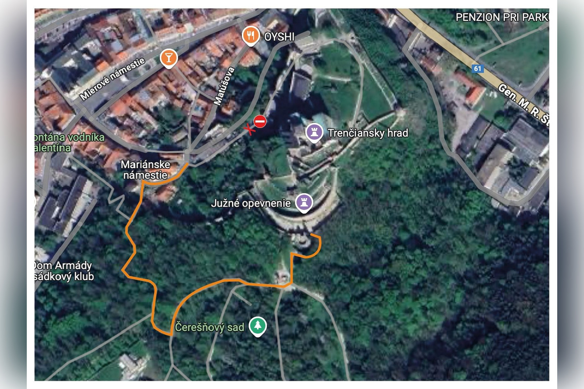 FOTO: Trenčiansky hrad musel pristúpiť ku obmedzeniu vstupov na hrad, návštevníci použijú obchádzku , foto 1