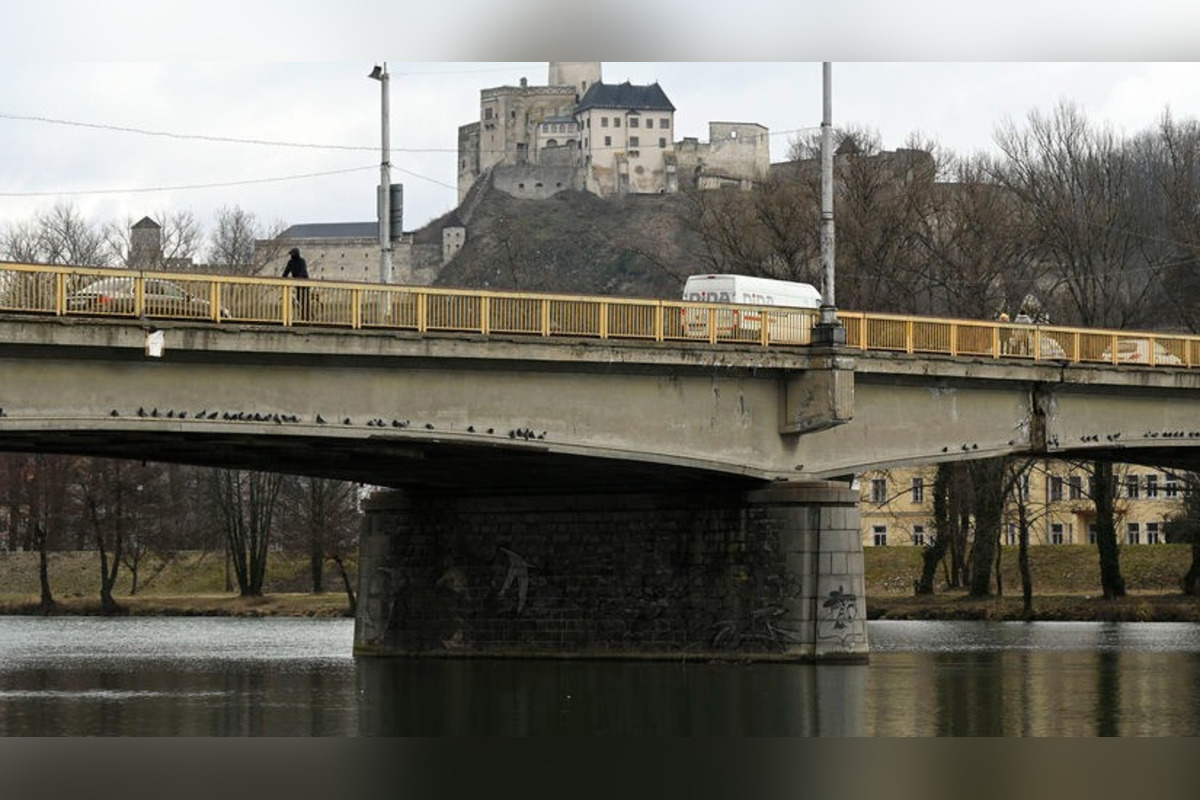 FOTO: Obyvatelia Trenčína sa opravy starého mostu len tak rýchlo nedočkajú , foto 5