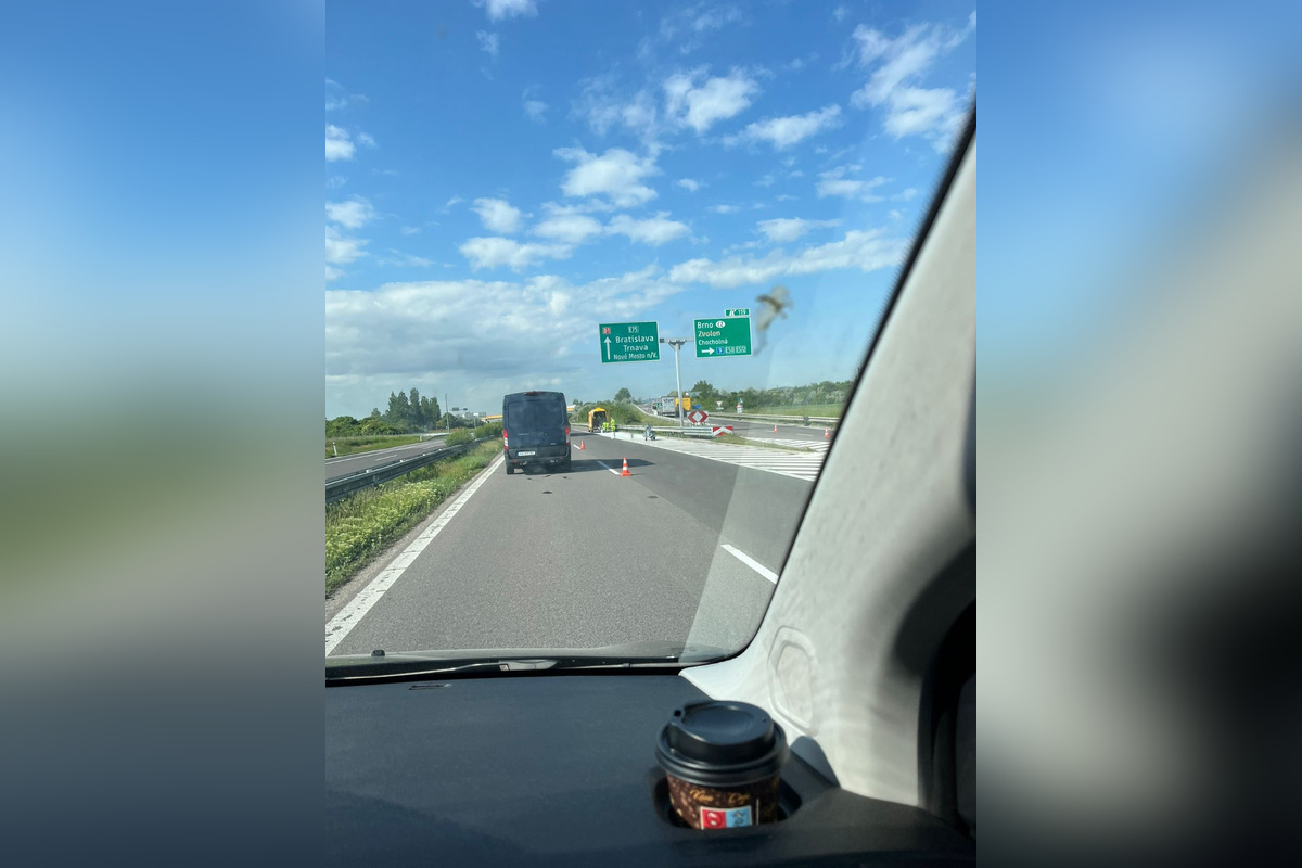 FOTO: Dopravné obmedzenie na D1 pri Trenčíne, cestári opravujú úsek smerom na Česko, foto 2