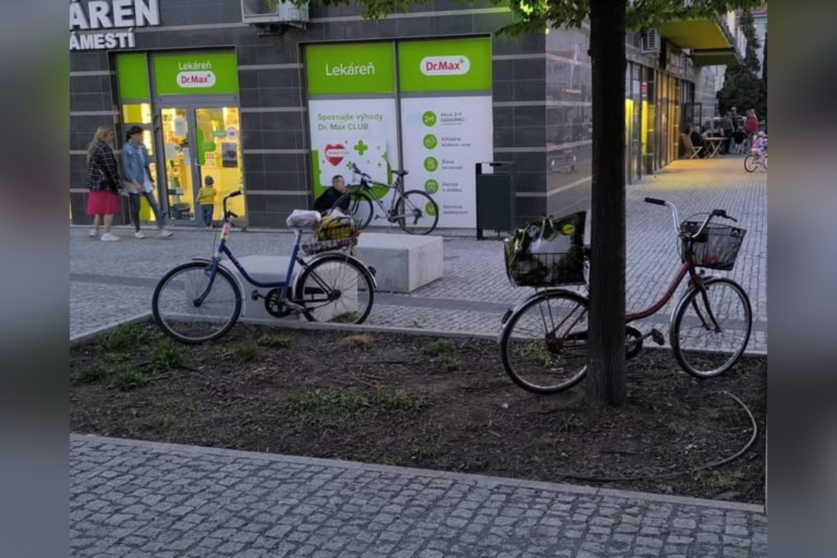 FOTO: Dubnica nad Váhom rieši problém s odstavenými bicyklami na zelených plochách , foto 1