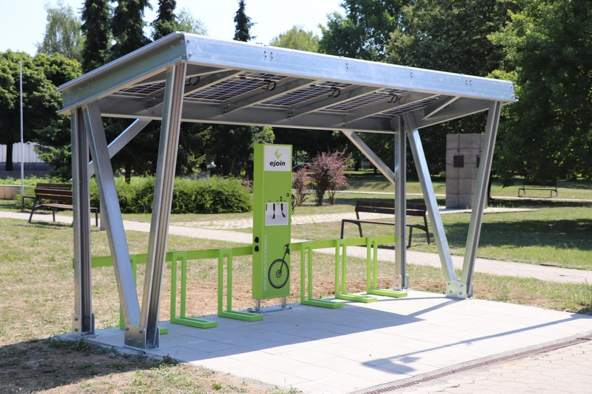 FOTO: Dubnica nad Váhom rieši problém s odstavenými bicyklami na zelených plochách , foto 2