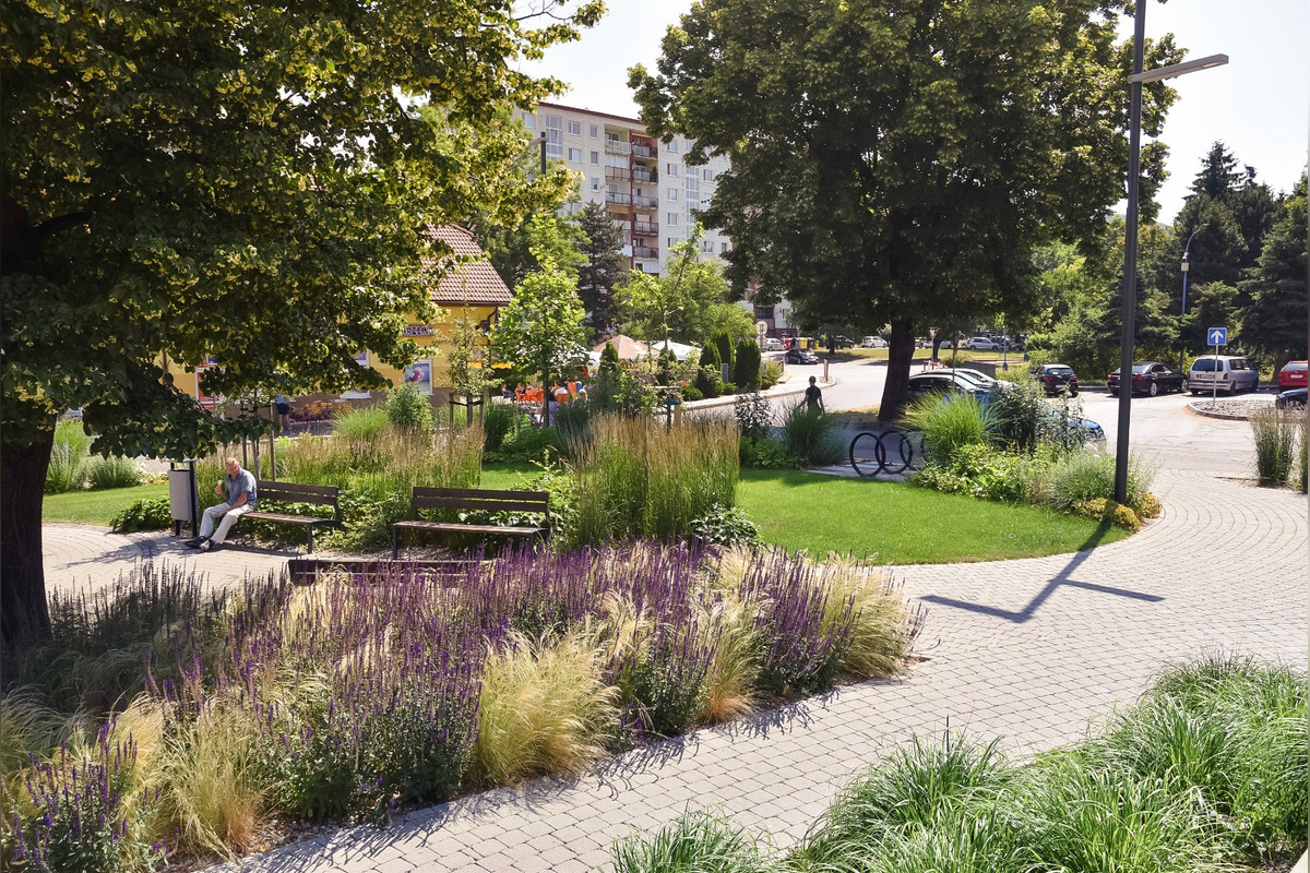 FOTO: Dubnica nad Váhom rieši problém s odstavenými bicyklami na zelených plochách , foto 5