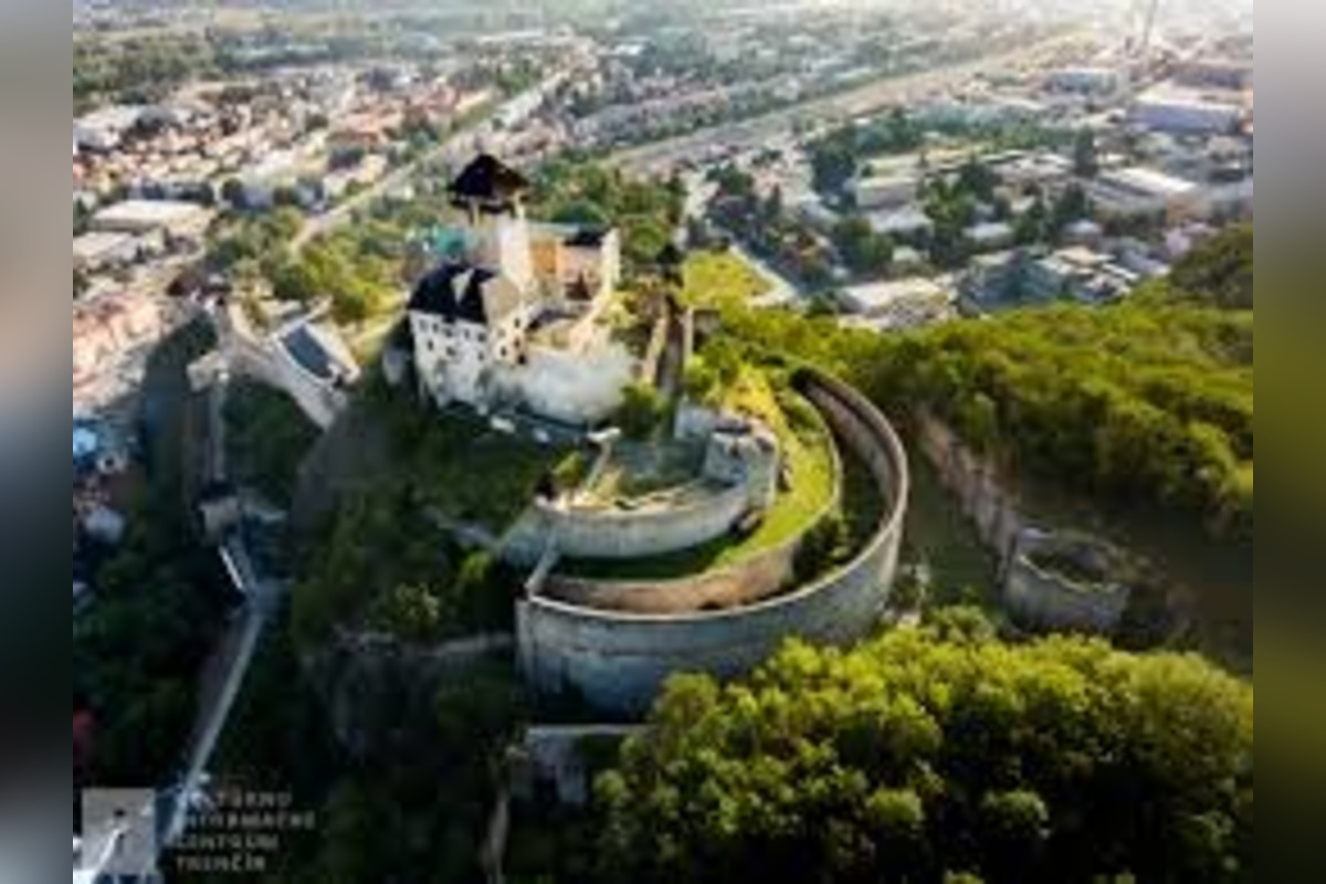 FOTO: Zajtra sa spustí predaj bankovky s motívom Trenčianskeho hradu , foto 2