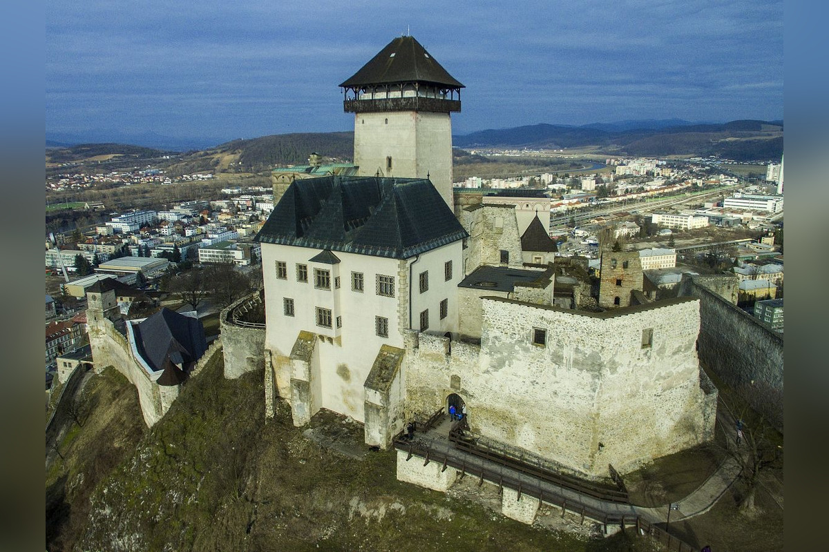 FOTO: Zajtra sa spustí predaj bankovky s motívom Trenčianskeho hradu , foto 3
