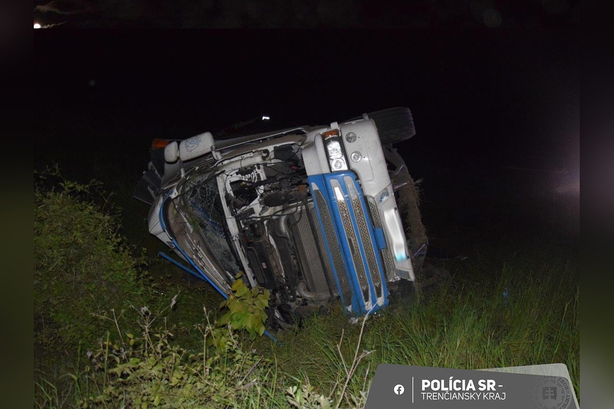 FOTO: Kamionista dostal mikrospánok, zišiel z D1 pri Kočeci a prevrátil sa s nákladom fliaš, foto 1