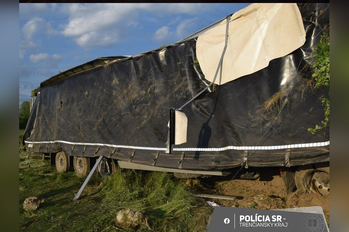 FOTO: Kamionista dostal mikrospánok, zišiel z D1 pri Kočeci a prevrátil sa s nákladom fliaš, foto 3