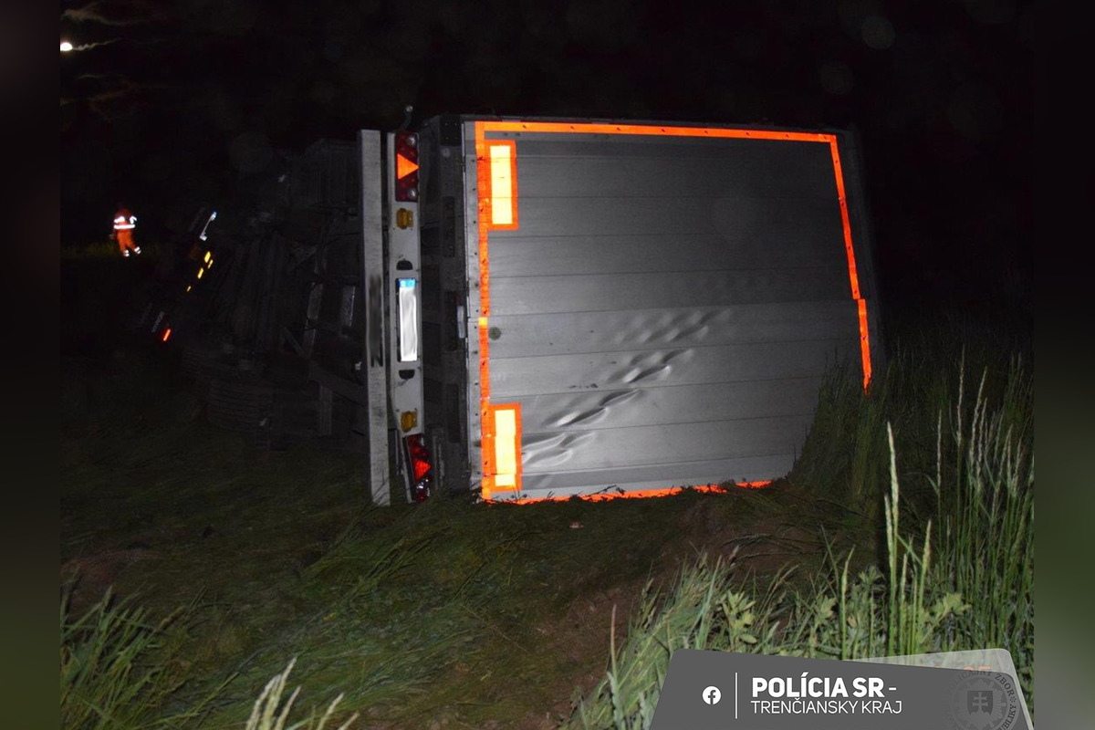 FOTO: Kamionista dostal mikrospánok, zišiel z D1 pri Kočeci a prevrátil sa s nákladom fliaš, foto 4
