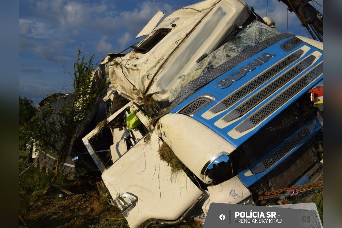 FOTO: Kamionista dostal mikrospánok, zišiel z D1 pri Kočeci a prevrátil sa s nákladom fliaš, foto 5