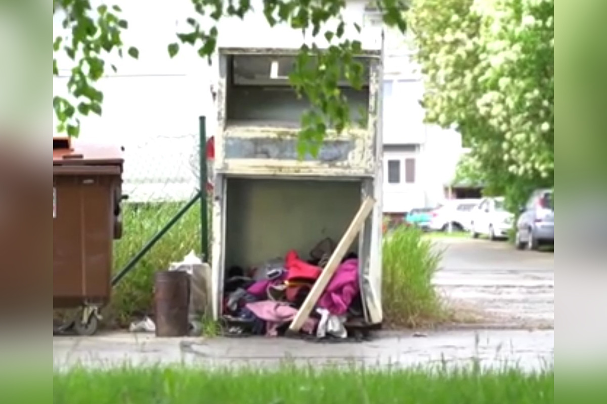 FOTO: V Považskej Bystrici vykrádajú a poškodzujú zberné kontajnery na textil vandali , foto 1