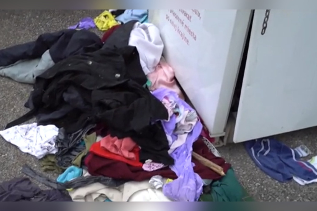 FOTO: V Považskej Bystrici vykrádajú a poškodzujú zberné kontajnery na textil vandali , foto 2