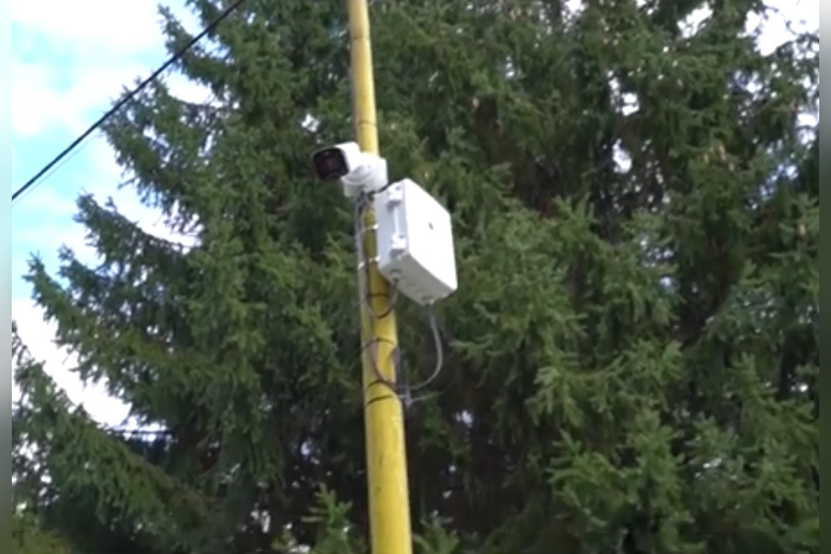 FOTO: V Považskej Bystrici vykrádajú a poškodzujú zberné kontajnery na textil vandali , foto 3