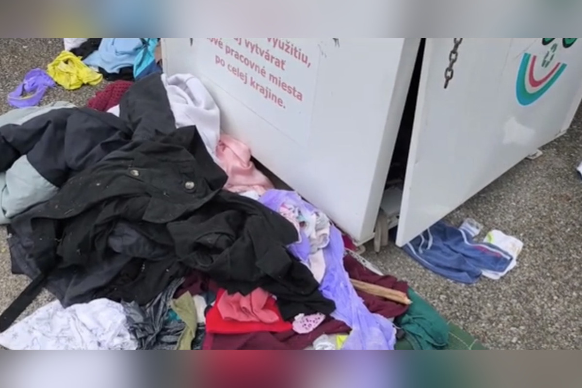 FOTO: V Považskej Bystrici vykrádajú a poškodzujú zberné kontajnery na textil vandali , foto 4