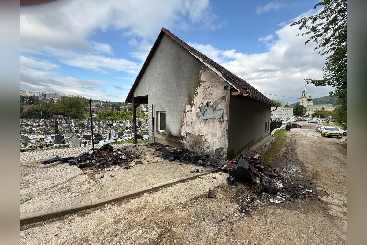 FOTO: Cintorínový podpaľač si vyhliadol miestne kontajnery, niekoľkokrát ich podpálil, raz začal horieť aj dom smútku, foto 1