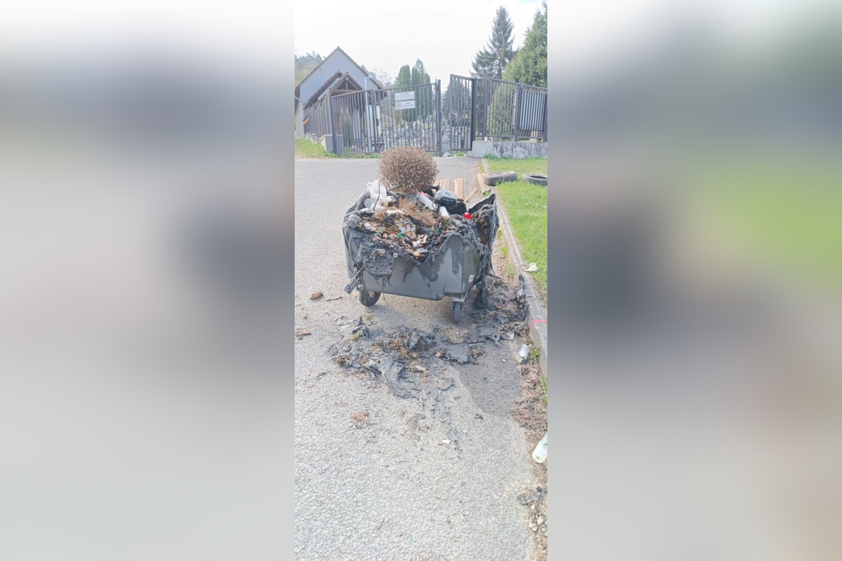 FOTO: Cintorínový podpaľač si vyhliadol miestne kontajnery, niekoľkokrát ich podpálil, raz začal horieť aj dom smútku, foto 2