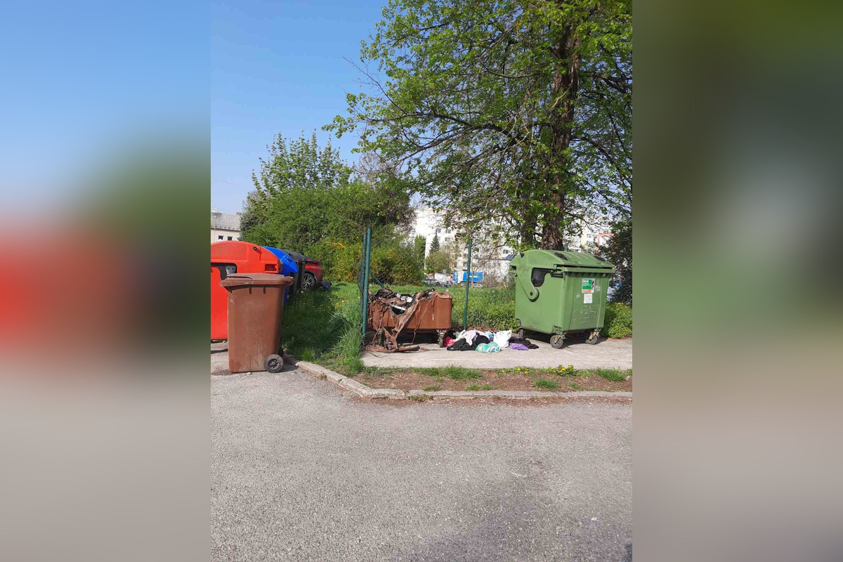 FOTO: Cintorínový podpaľač si vyhliadol miestne kontajnery, niekoľkokrát ich podpálil, raz začal horieť aj dom smútku, foto 3
