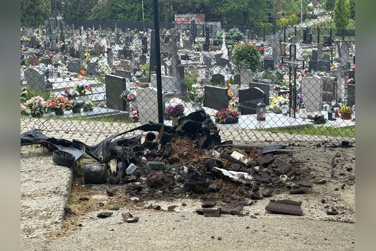 FOTO: Cintorínový podpaľač si vyhliadol miestne kontajnery, niekoľkokrát ich podpálil, raz začal horieť aj dom smútku, foto 4