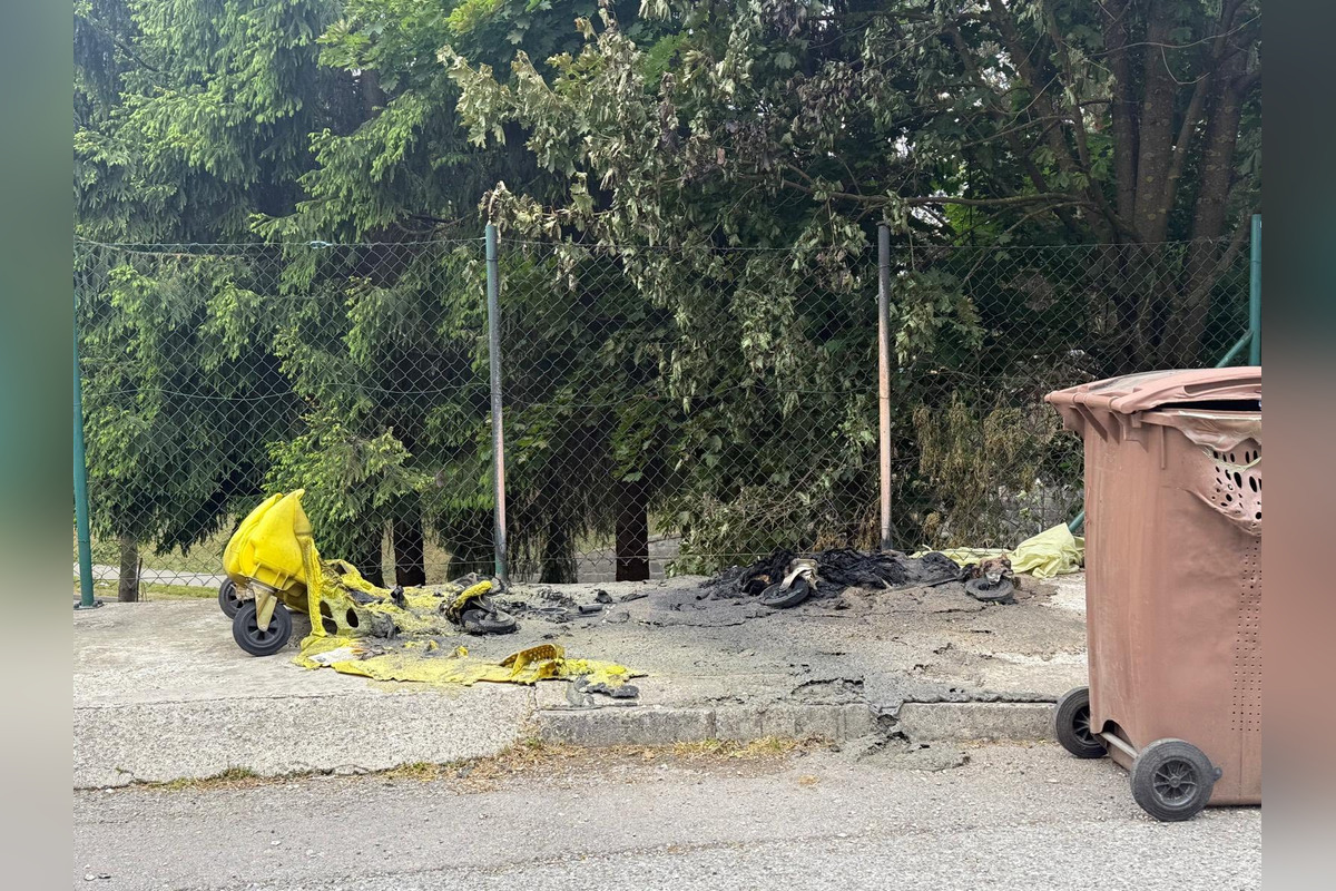 FOTO: Cintorínový podpaľač si vyhliadol miestne kontajnery, niekoľkokrát ich podpálil, raz začal horieť aj dom smútku, foto 5