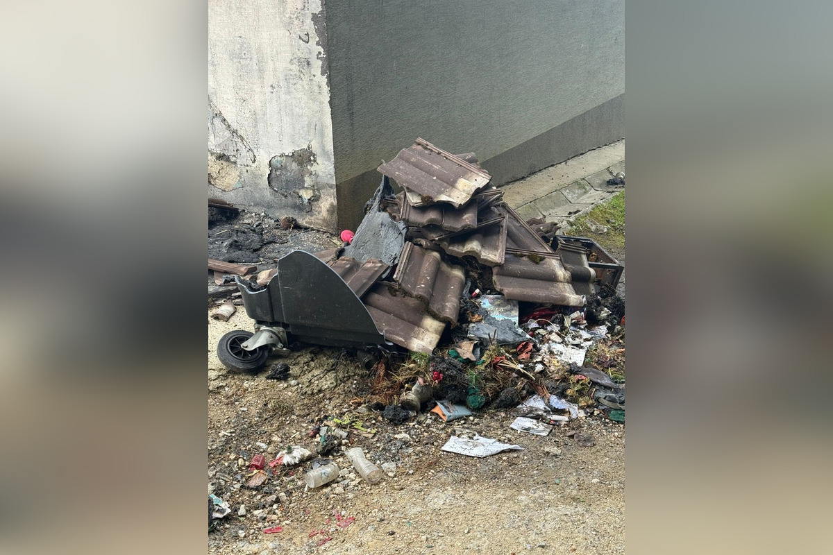 FOTO: Cintorínový podpaľač si vyhliadol miestne kontajnery, niekoľkokrát ich podpálil, raz začal horieť aj dom smútku, foto 6