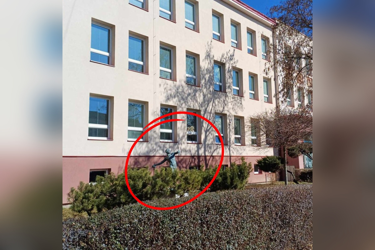 FOTO: Záhadné zmiznutie významnej sochy Oštepára spred strednej školy v Prievidzi, prípad rieši polícia, foto 2