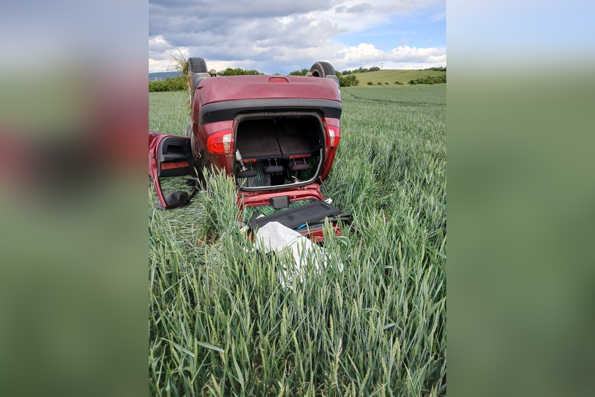 FOTO: Pri havárii skončilo auto na streche, pri Bošanoch zasahovali hasiči aj záchranári, foto 2