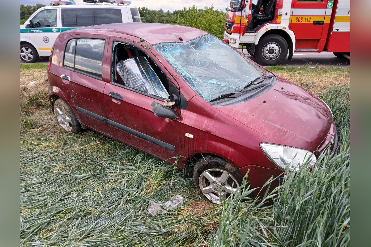 FOTO: Pri havárii skončilo auto na streche, pri Bošanoch zasahovali hasiči aj záchranári, foto 3