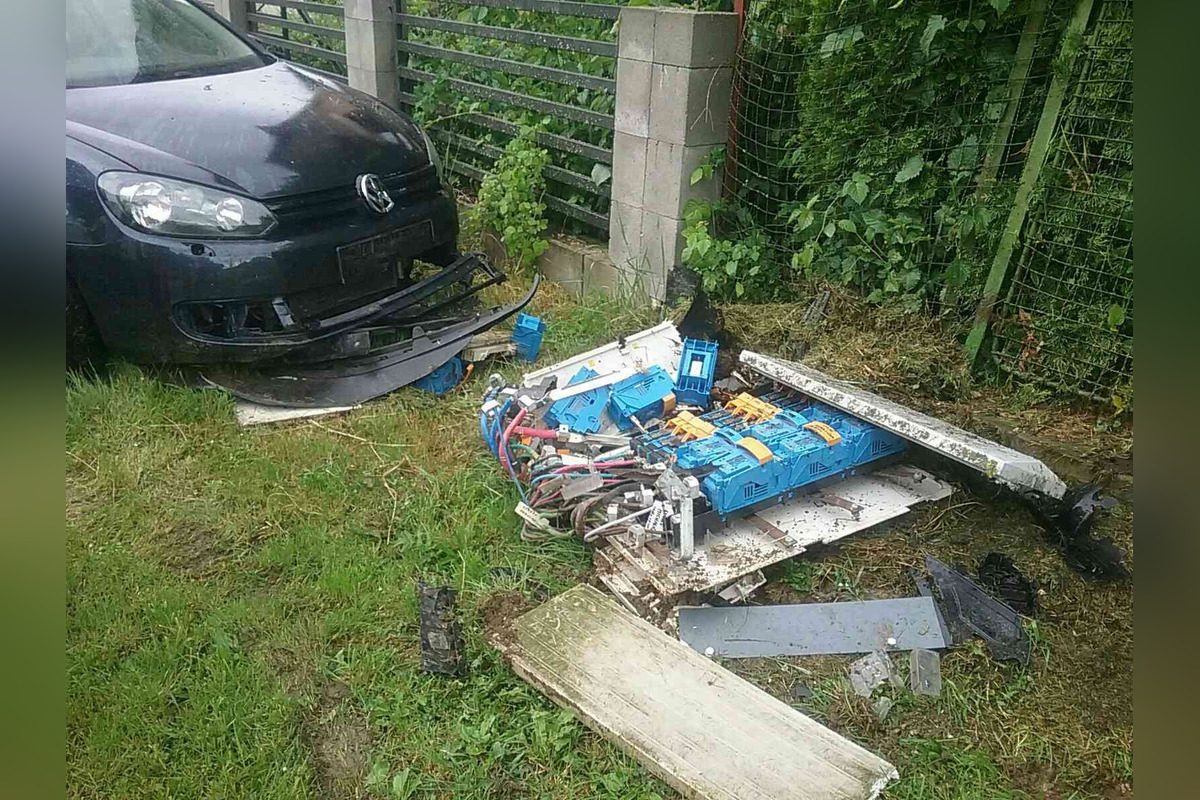 FOTO: Žena s Golfom narazila do elektrickej prípojky, na mieste zasahovali hasiči aj pracovníci elektrární, foto 1