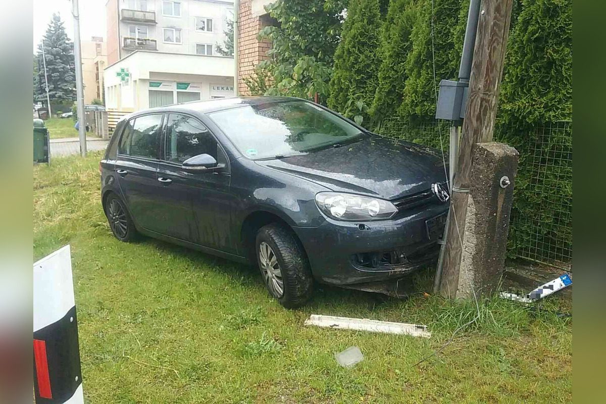 FOTO: Žena s Golfom narazila do elektrickej prípojky, na mieste zasahovali hasiči aj pracovníci elektrární, foto 2