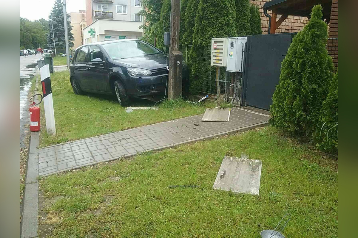 FOTO: Žena s Golfom narazila do elektrickej prípojky, na mieste zasahovali hasiči aj pracovníci elektrární, foto 3