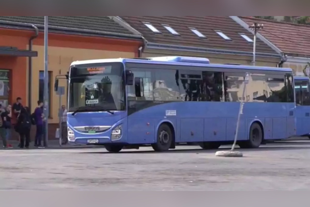 FOTO: Trenčiansky samosprávny kraj zrušil už druhú súťaž o verejného autobusového dopravcu , foto 4