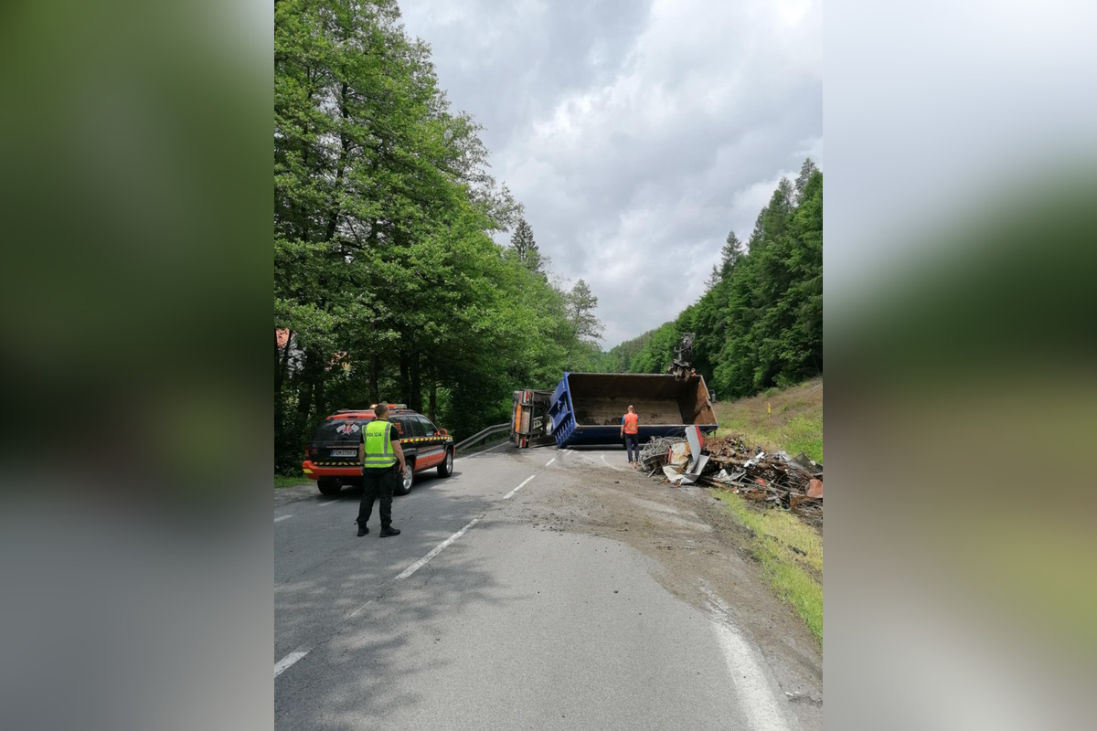 FOTO: Cestu pri Kľačne zablokoval prevrátený nákladiak plný šrotu, foto 1