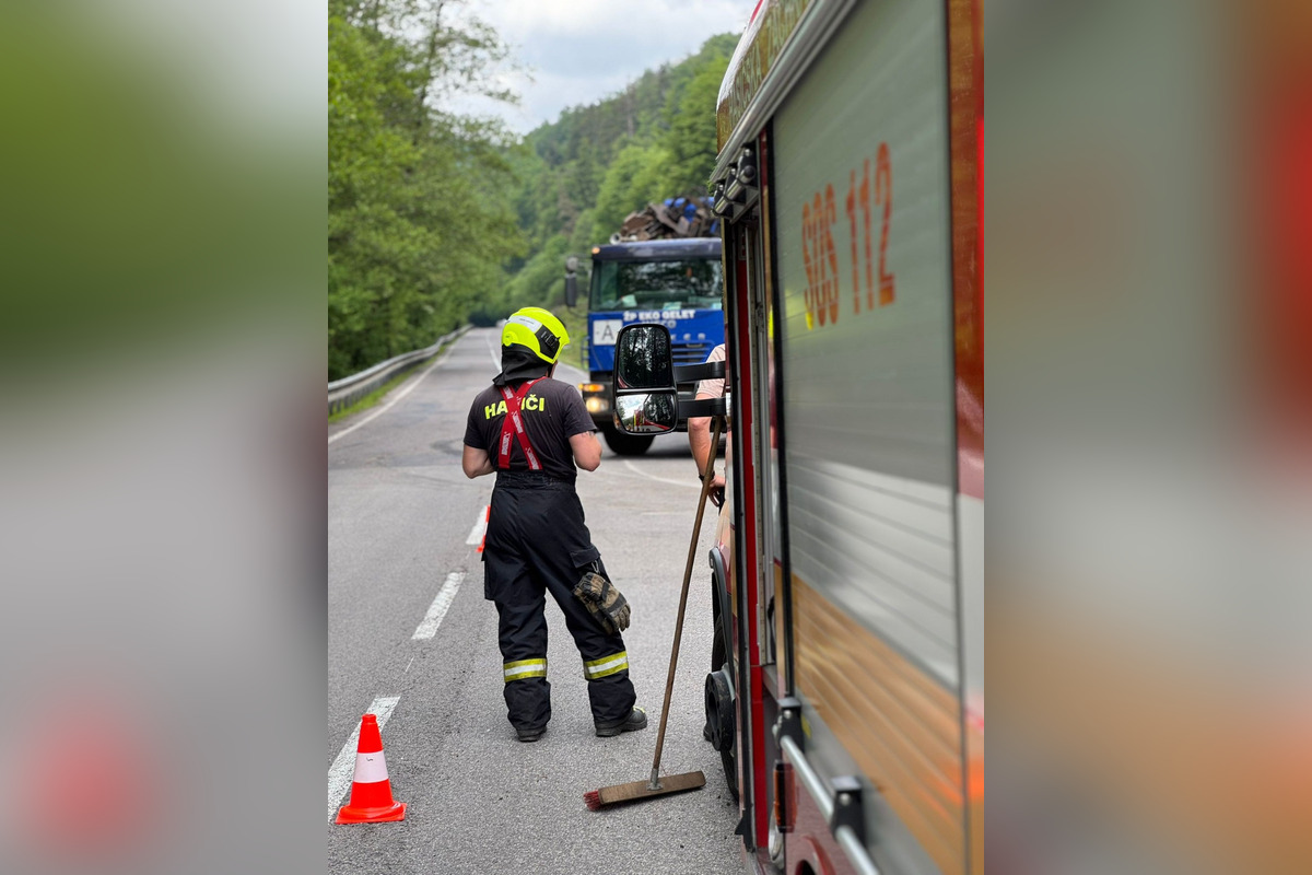 FOTO: Cestu pri Kľačne zablokoval prevrátený nákladiak plný šrotu, foto 2