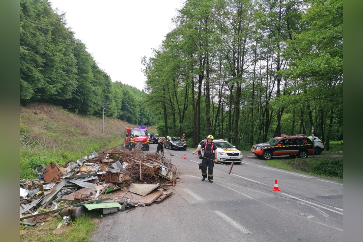 FOTO: Cestu pri Kľačne zablokoval prevrátený nákladiak plný šrotu, foto 3