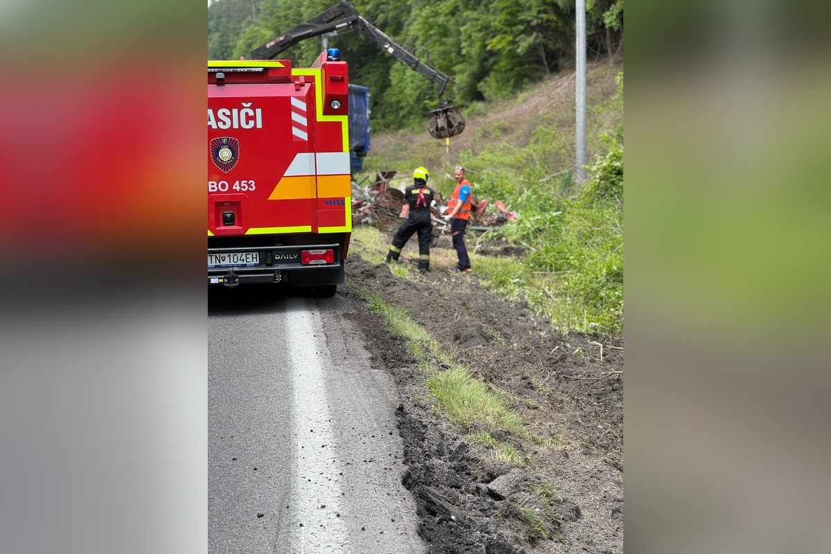 FOTO: Cestu pri Kľačne zablokoval prevrátený nákladiak plný šrotu, foto 4